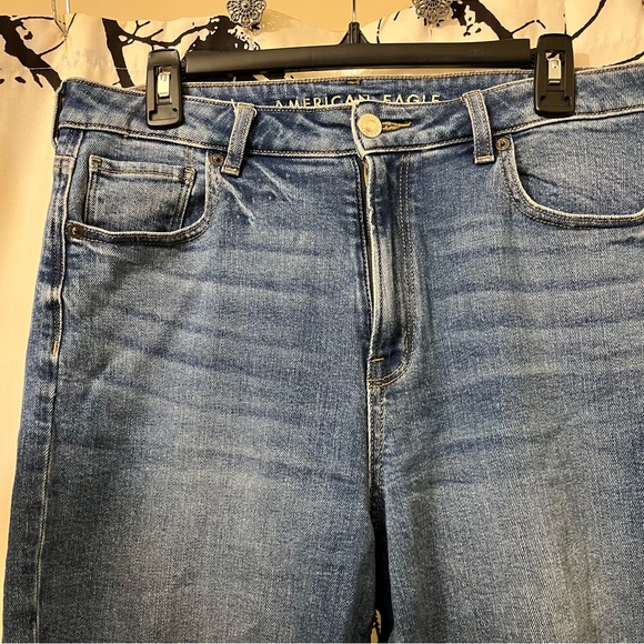 American Eagle Mom Jeans High Rise Straight Leg Medium Wash Denim Size 10 - Picture 4 of 13